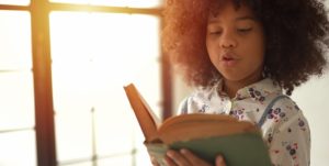 foto av en jente som leser bok