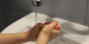 Foto av hender som vasker seg