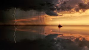 Bilde som viser solnedgang lyn og en båt på sjøen