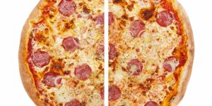 Bilde i farger. En pizza delt i to like deler.