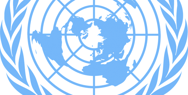 Bildet viser FNs logo som er hvit med blå bakgrunn.