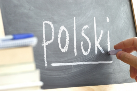 foto av en tavle hvor det står skrevet Polski.