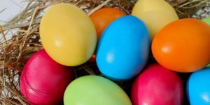 påske egg med ulike farger