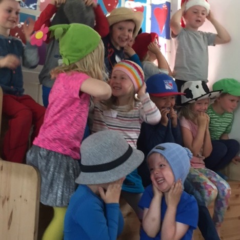 Barn med hatter