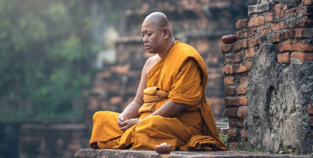 foto av en buddhist som ber
