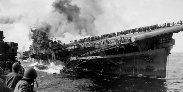 Bilde av et hangarskip fra andre verdenskrig som synker