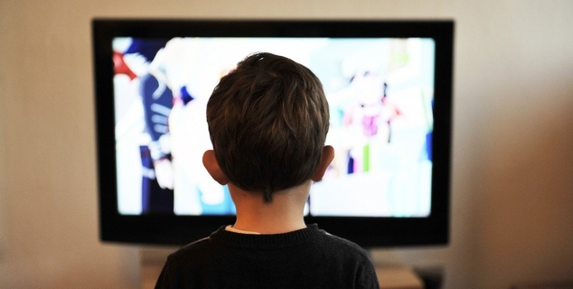 Foto av en gutt som ser på tv