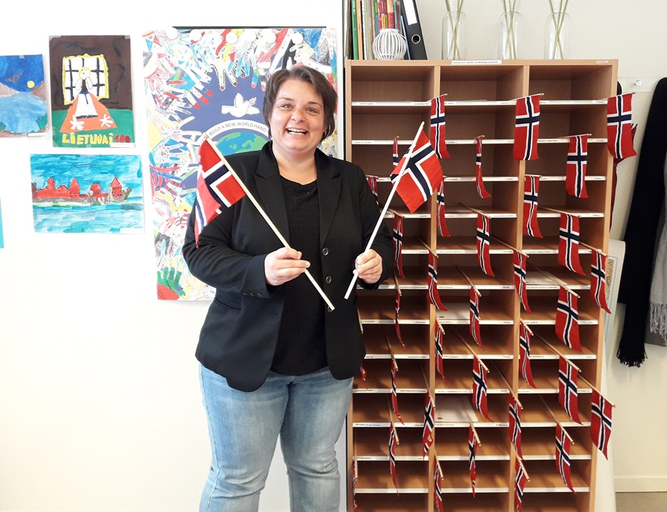 Judith Damm med norske flagg på et lærerværelse