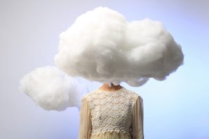 foto/illustrasjon av en dame med hodet i skyer.Katrina Brown/ AdobeStock.67265844