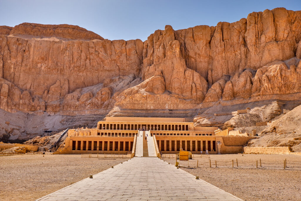 Utsikt over Hatshepsuts tempel ved Luxor, der tempelstrukturen er integrert i en lys kalksteinsklippe