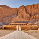 Utsikt over Hatshepsuts tempel ved Luxor, der tempelstrukturen er integrert i en lys kalksteinsklippe