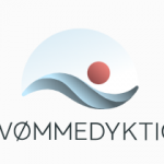 Logo, noe blptt og noe rødt symboliserer en bølge, vann og en ball. Teksten svømmedyktig står under illustrasjonen