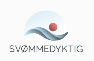 Logo, noe blptt og noe rødt symboliserer en bølge, vann og en ball. Teksten svømmedyktig står under illustrasjonen