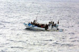 Bilde som viser mennesker på flukt i båt