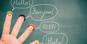 fingerdukker sier hei på flere språk adobe