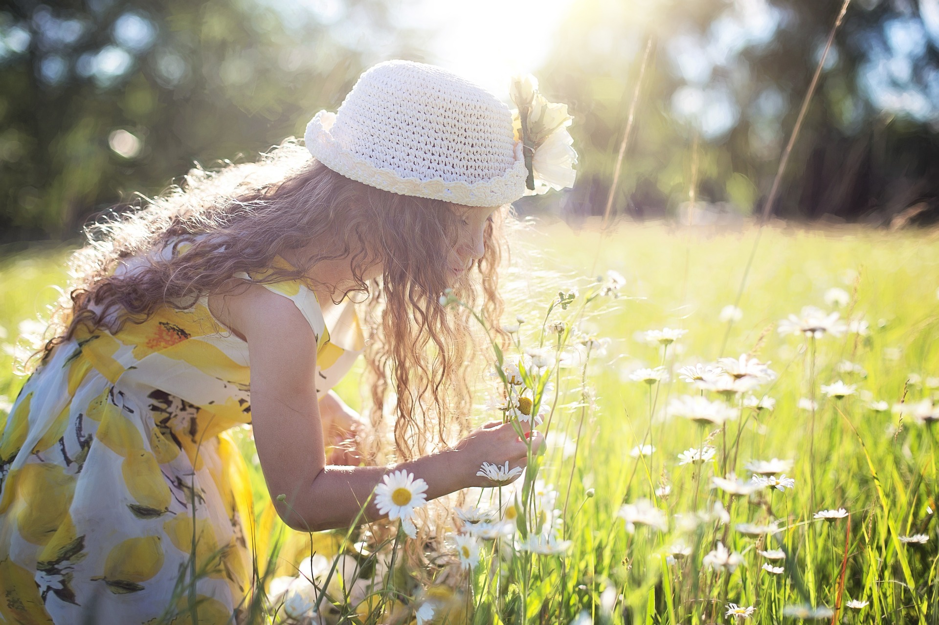 Bilde av en jente som plukker blomster