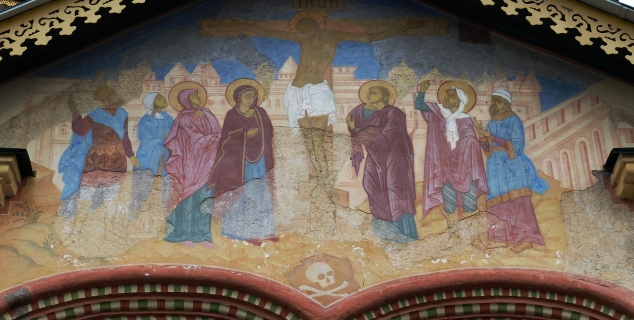 Bilde av en krike med veggmaleri av jesus på korset