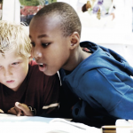 Fotografi av to gutter som arbeider med en oppgave på skolen