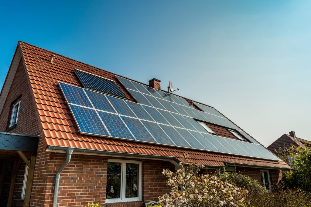 Bilde av solcellepanel på et hustak.