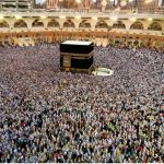 bilde av en folkemengde i Mekka som står rundt Kaba