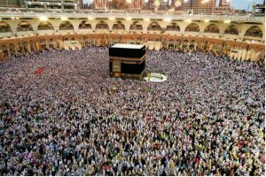 Bilde av mange mennesker som står rundt Kaba i Mekka