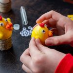 Barnehender lager et håndverk av et egg til påskeferien