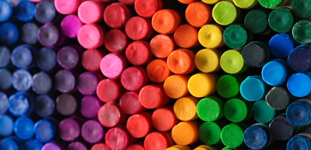 bilde av enden på fettstifter som er i mange ulike farger. 
