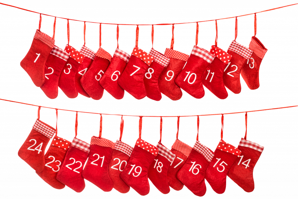 bilde av 24 julestrømper som henger med nummer på 