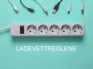 Foto av en stikkontakt og mange ladekabler