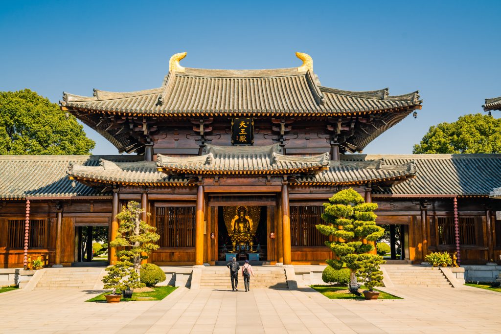 Bilde av et budddhistisk tempel på en solfylt dag med blå himmel