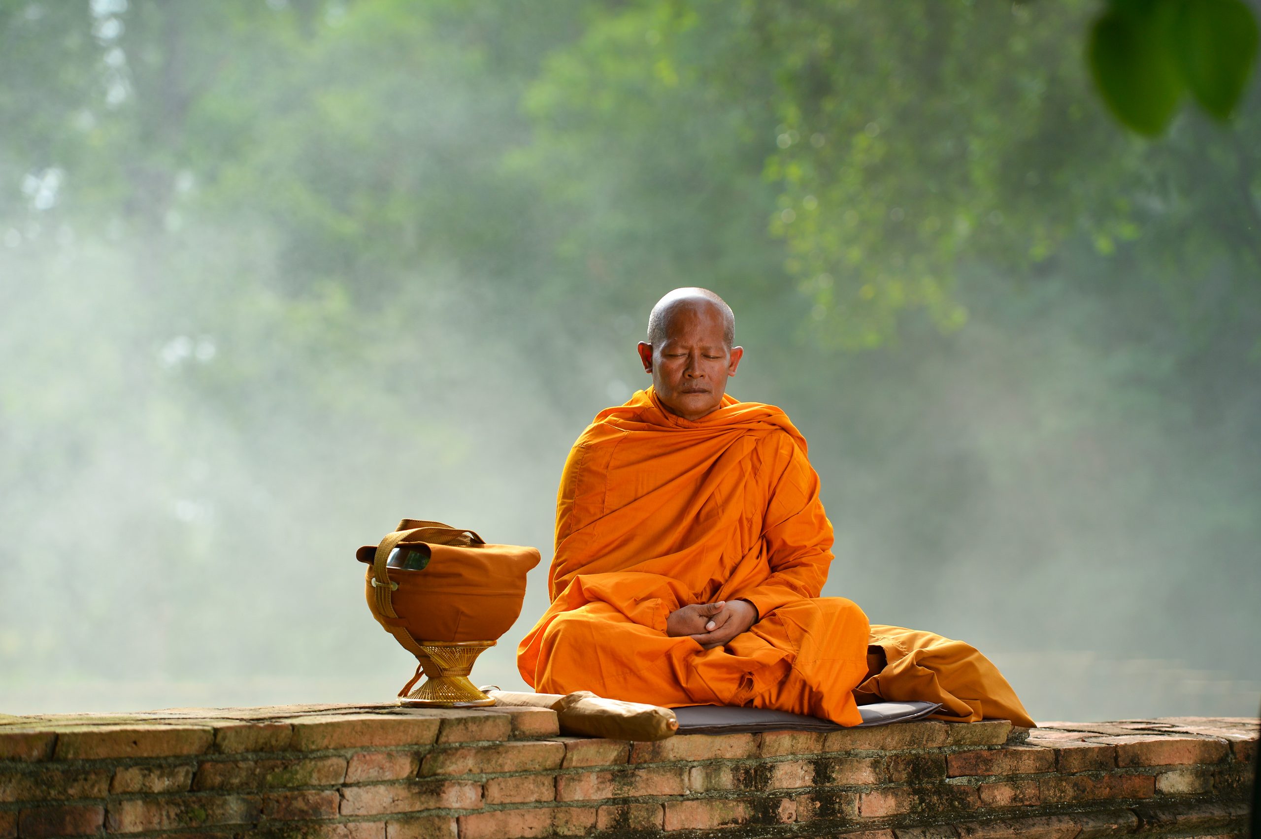 Bilde av en buddhistisk munkmed i kladd oransj kledning