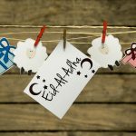 Pappfigurer som illustrarer en sau, et kort, evn gave som henger på en snor. Det er mest for å illustrere Muslimsk eid-fest