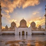 Bilde av Sheikh Zayed Grand Mosque i Mekka. Mørk blå himmel med varm solnedgang.