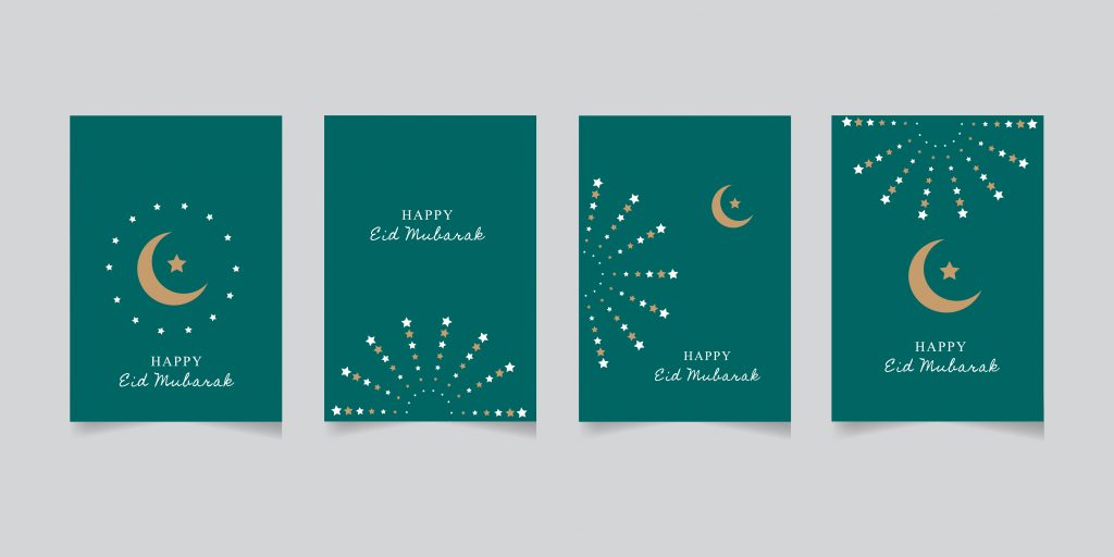 fire grønne ID kort. det er illustarsjoner av halvmåner i gull og stjerner i hvitt. 
På kortene står teksten : Happy Eid Murbarak
