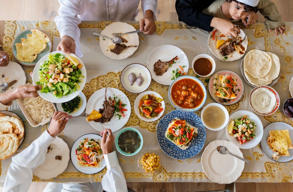 Bilde tatt fra et fugleperspektiv ev et festbord dekket med mange matretter på Id- festen
