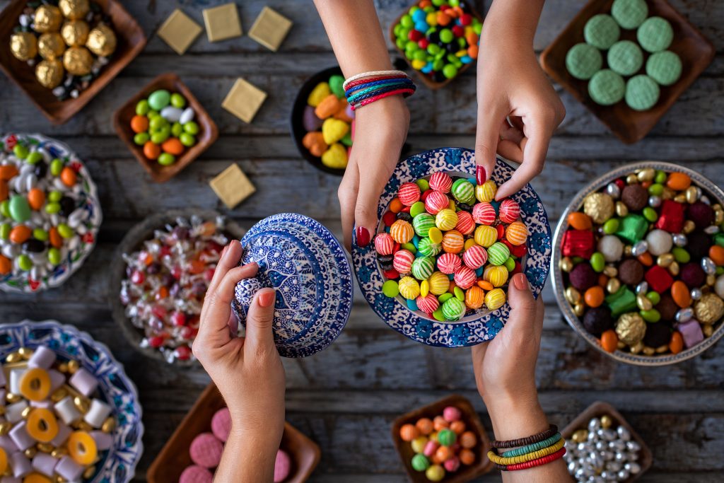 Et bilde av mange skåler med godteri, søtsaker og drops oppi.