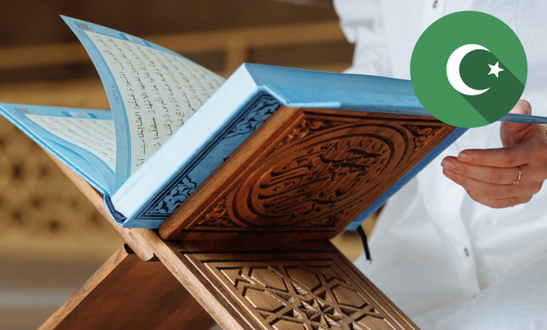 Bilde av en koran plassert på et stativ