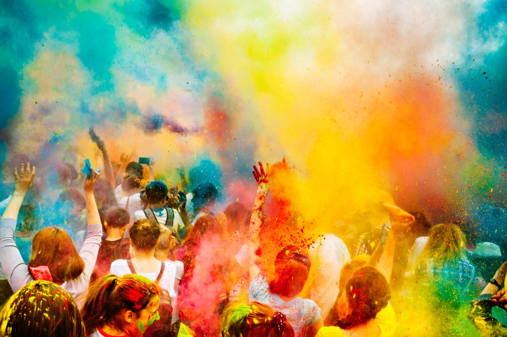 Bilde som viser mennesker som feirer den hinduistiske Holi-høytiden, også kjent som fargefestivalen.