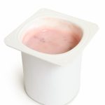 bilde av et yoghurtbeger med rosa yoghurt
