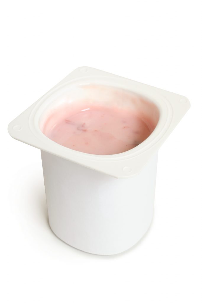 bilde av et yoghurtbeger med rosa yoghurt