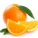 frisk appelsin på hvit bakgrunn