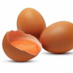Brune kyllingegg og eggeplomme på gjennomsiktig bakgrunn