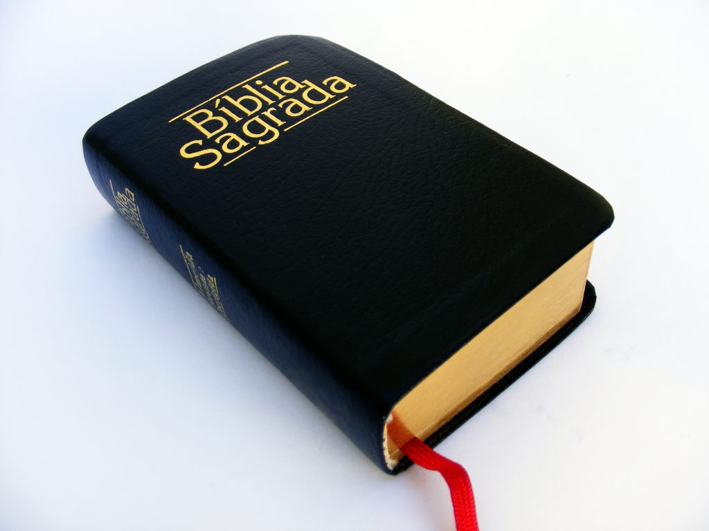 Bilde av en sort bibel med gullskrift