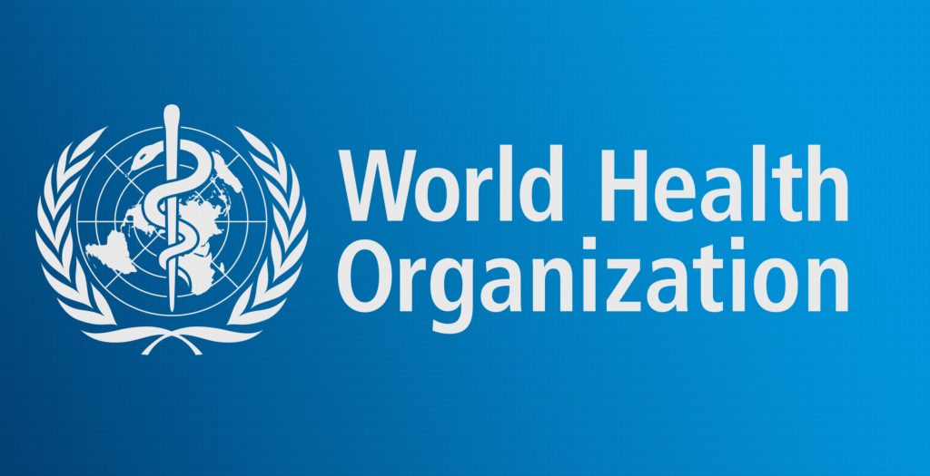 lysebl bakgrunn. hvit ekst der ser står World Health Organisation. Tegning av jordkloden med en slange som vikler seg rundt en pinne