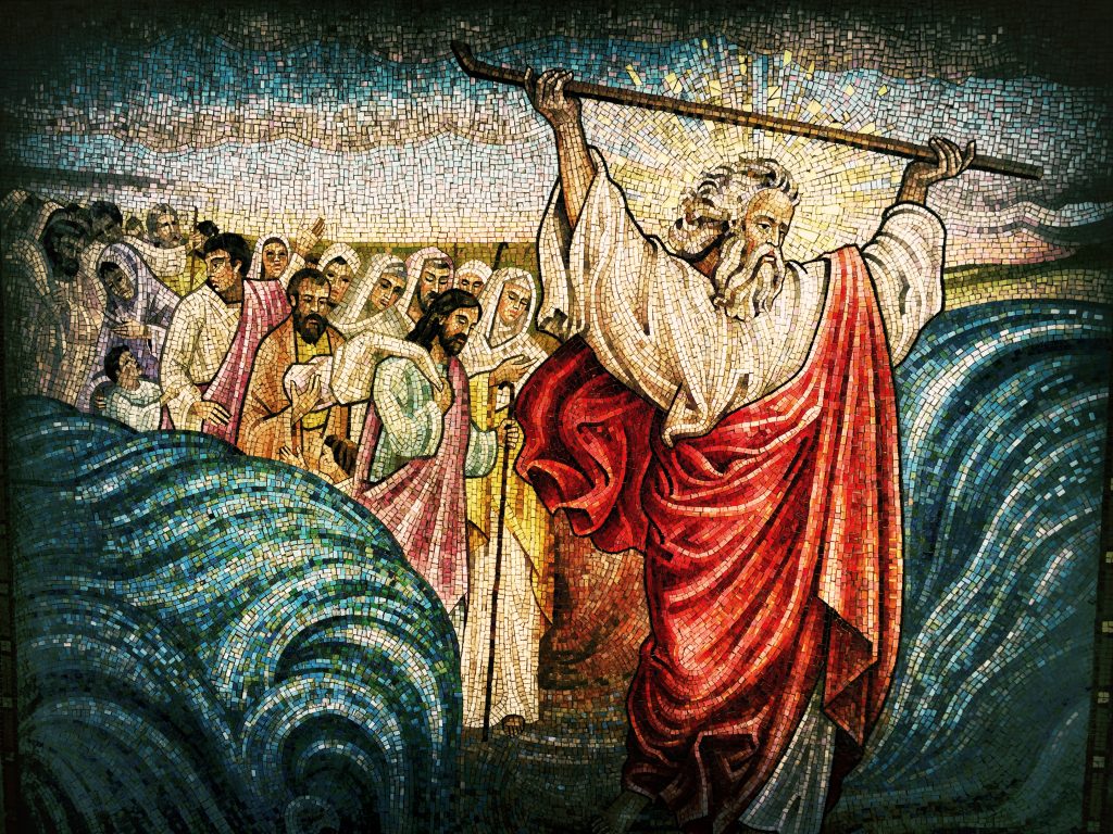 Moses går foran mange mennesker