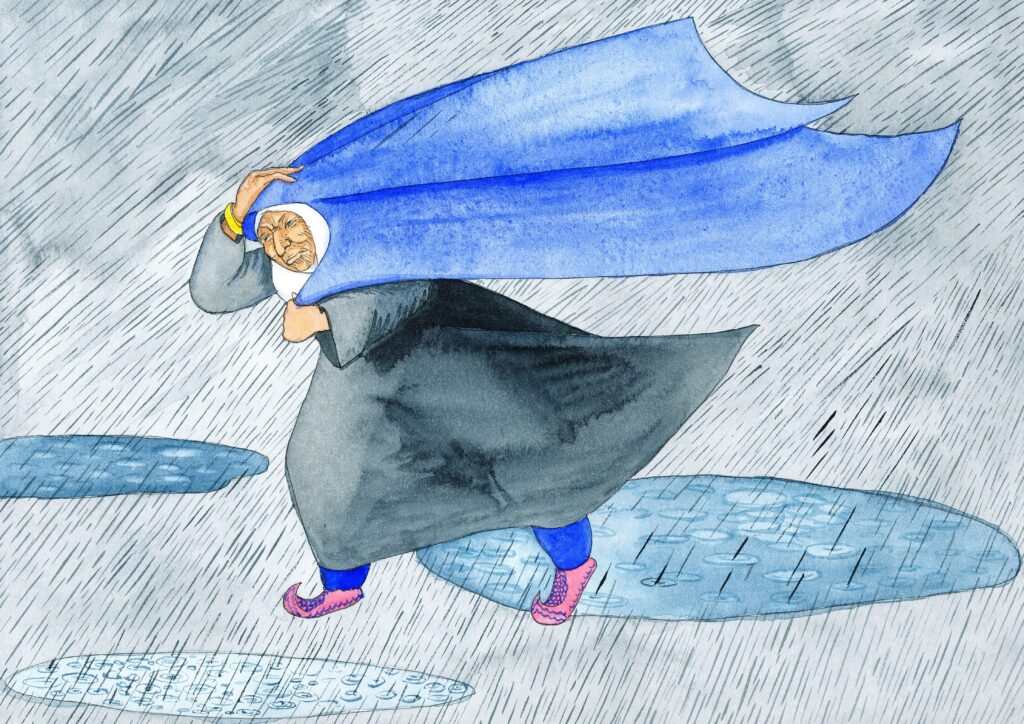 en dame går ute i regnet. klærne hennes blåser bakover.