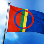 Fotografi av det samiske flagget i fargene rødt, blått, gult og grønt