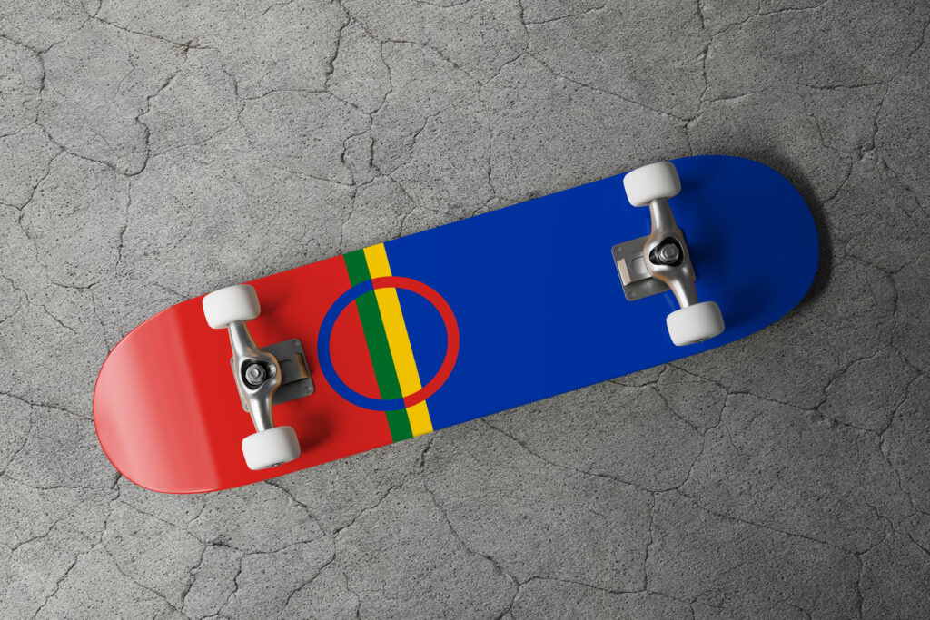 Undersiden av et skateboard er dekorert med det samiske flagget