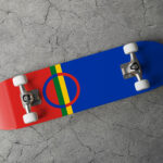 Undersiden av et skateboard er dekorert med det samiske flagget