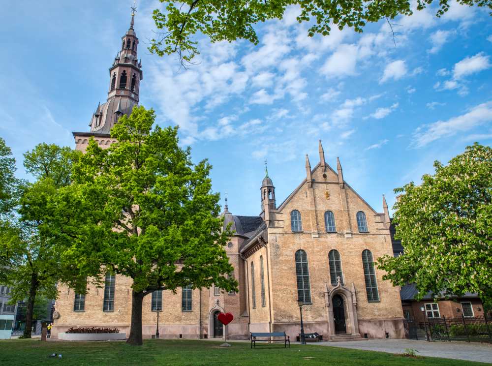 Bild eav en kirke i Oslo. Den heter Oslo Domkirke